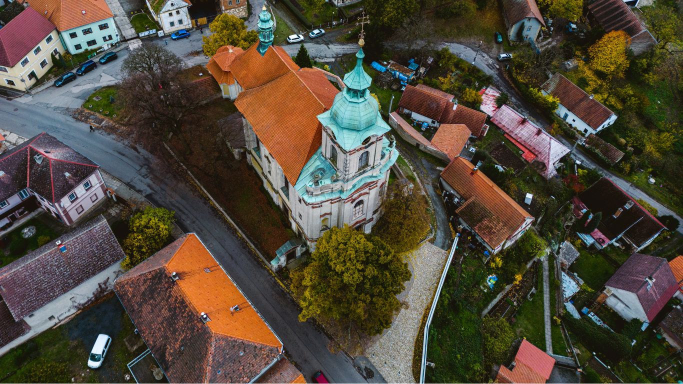 Letecký pohled na kostel a veřejný prostor ve Vysoké u Mělníka